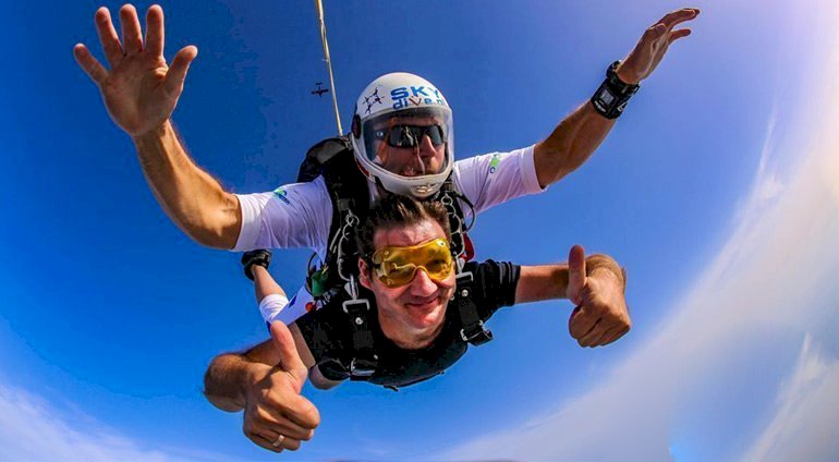 Mężczyzna skacze ze spadochronem w SKYDIVE