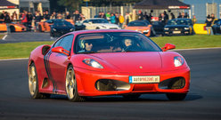 Czerwone Ferrari F430