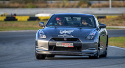 Szary Nissan GTR na Torze