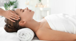 Młoda kobieta korzysta z masażu w spa
