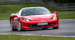 Czerwone Ferrari Italia na torze z Autoprezent