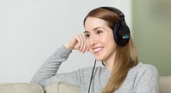 Uśmiechnięta Kobieta Słucha Audiobooka