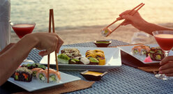 Para podczas romantycznej kolacji sushi