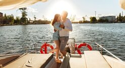 Zakochana para na łodzi w słońcu