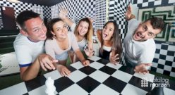 escape room przyjaciele się śmieją urodziny szachownica zagadki