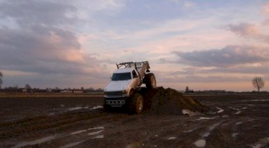 Ekstremalna jazda Monster Truckiem dla grupy - Warszawa (15 minut)