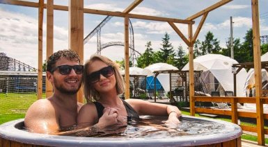 Pobyt w domku z jacuzzi w Holiday Park Zator - 1 nocleg w weekend (sezon wysoki, 2 osoby)