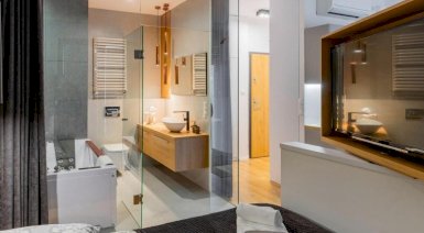 Pobyt w Glass-House Apartments - Superior z Jacuzzi & Obrotowym TV (weekend, 2 noce)
