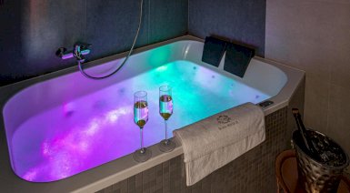 Pobyt w Glass-House Apartments - Deluxe z Jacuzzi & TV nad wanną i nad łóżkiem (w tygodniu, 1 noc)