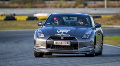 Jazda Nissan GT-R ulicami miasta - Poznań