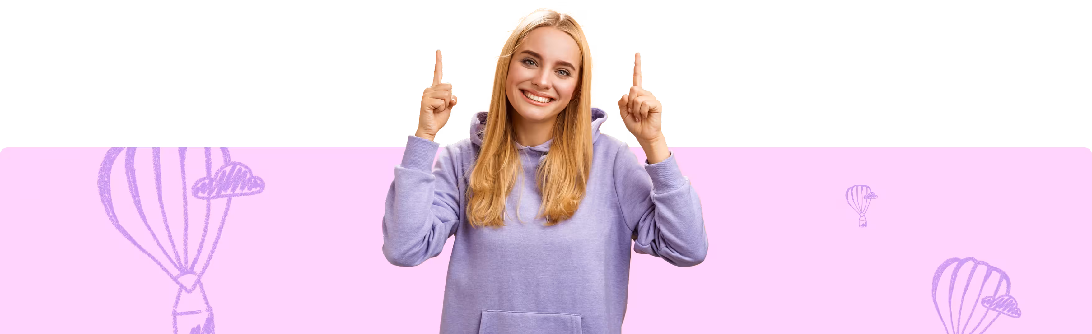 Uśmiechnięta kobieta wskazująca na coś na górze