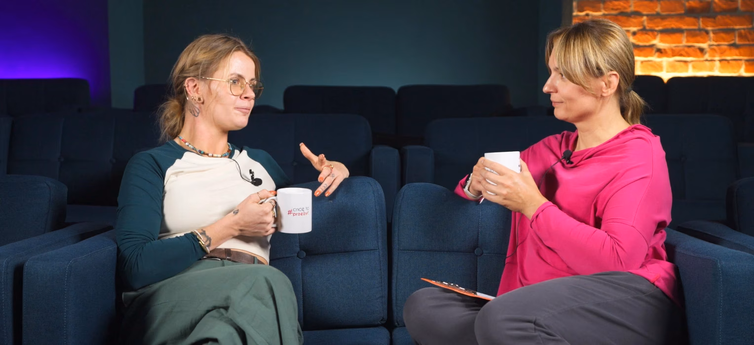 dwie kobiety rozmawiają ze sobą siedząc na kanapie