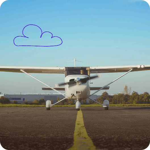 Mały samolot na pasie startowym z pilotem w kokpicie