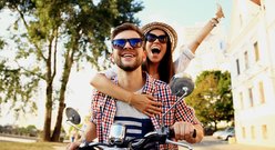 Para jedzie motocyklem podczas wycieczki.