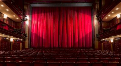 Wieczór w teatrze dla dwojga - oryginalny prezent dla szefa
